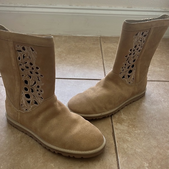 Floral cut out Uggs - Picture 2 of 7